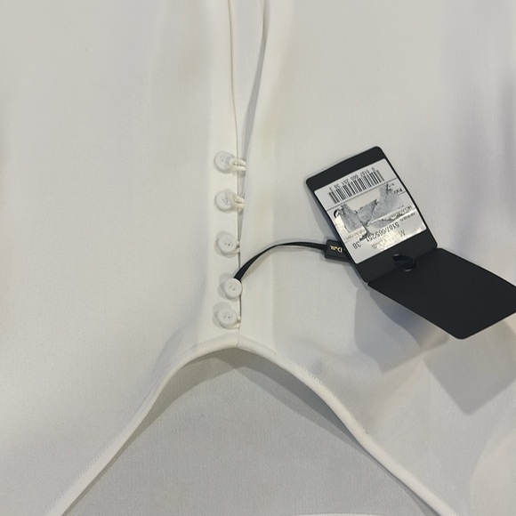 Massimo Dutti Blouse

Decorative buttons on the back - Picture 9 of 9